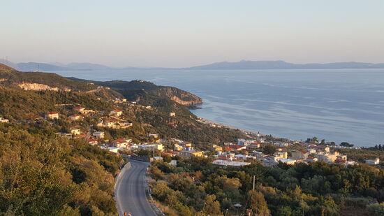 Gemeinsam rauschen wir mit glühenden Bremsen hinab bis zum Meer. Die Küste liegt nur drei Kilometer Luftlinie entfernt, aber eben 1 km tiefer!