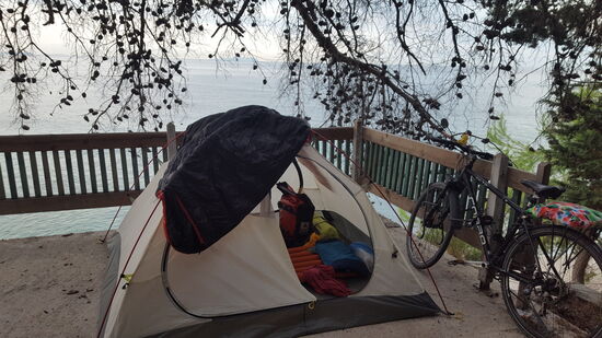 Wir finden eine verlassene Terrasse über dem Strand, daneben parkt ein deutsches Paar im VW Bus schon die dritte Nacht. Praktischerweise funktionieren die Steckdosen und der Wasserhahn..... Das Meeresrauschen wiegt mich in den Schlaf.