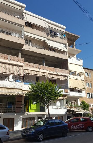 In Sarandë buche ich ein Bett im Hostel. 7€ mit Frühstück. Ich bin skeptisch. Das Hostel ist die 5. Etage eines Hauses. (Dort, wo die Wäsche hängt.) Die Herbergsmama empfängt mich mit einem Glas Fruchtsaft. Im geräumigen 10 Bett Zimmer mit Küche, großem Bad und Balkon sind wir zu zweit. Es ist ein schöner Blick aufs Meer. Weil es für das Fahrrad keine wirkliche Abstellmöglichkeit gibt, klingelt sie kurzerhand  bei einer Frau in der 1. Etage. Diese räumt ihren Flur leer, damit mein Rad dort sicher schläft... Überflüssig zu erwähnen,  dass das Frühstück auch lecker war.