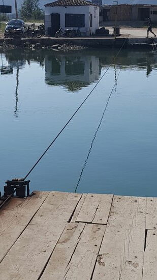 Die Gierseilfähre. Da muss halt jeder selbst ein bisschen aufpassen, dass er nicht ins Wasser fällt oder an das Stahlseil kommt.