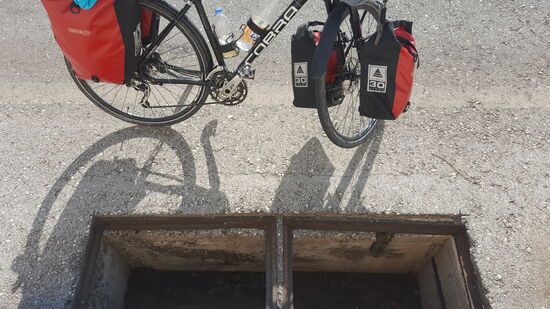 Apropos aufpassen: auf die Löcher sollte man auch achten, da passt mitunter das Rad samt Fahrer rein.