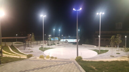 Livadhja- ein Örtchen mit 1200 Einwohnern (85% Griechen) hat einen ganz neu gestalteten Dorfplatz. Kulturhaus, Sportplatz,... Das Flutlicht brennt die ganze Nacht.... und scheint mir in die Augen.  