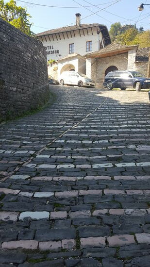 Der Ort selbst, wahrlich kein Pflaster für Radfahrer. Es ist überall extrem steil. Im Buch "Chronik in Stein" schreibt Ismail Kadare, wenn man ausrutsche, so lande man nicht auf dem Boden, sondern auf dem Dach des nächsten Hauses.
