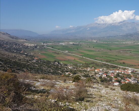 Hinab in die Ebene vor Gjirokastër.