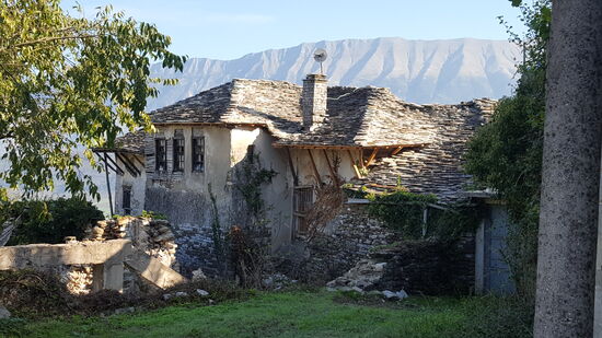 Die Häuser wurden früher mit Steinplatten aus den nahen Gebirgen bedeckt.