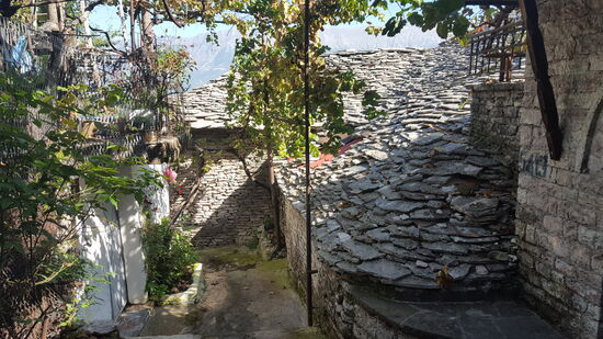 Mit diesen Dächern konnte man die Innentemperatur der Häuser regulieren. So blieben im Sommer die Häuser recht kühl, während im Winter große Kälte verhindert werden konnte. Billiger als Ziegel war es auch noch.