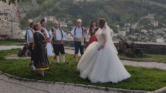 und beobachte das Fotoshooting für eine Hochzeit. So eine Feier kann leicht 10000 € kosten und oft nehmen die Eltern dafür einen Kredit auf.
