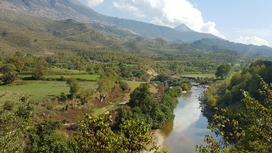 Bis zum Treffen mit unseren Freunden bleiben mir noch einige Tage Zeit. Genug um noch den Abstecher nach Permët, im Vjosatal entlang zu fahren.