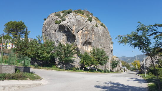 Wahrzeichen des Ortes ist ei großer, freistehender, würfelförmiger Felsen. Auf ihm befinden sich Mauerreste aus der osmanischen Zeit