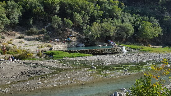Ich bleibe den ganzen Nachmittag dort und bade bis ich ganz schrumpelig bin.