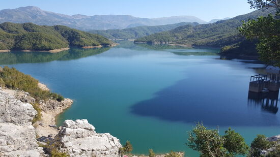 Einen Tag verbringen wir im Klettergebiet Bovilla, 20km nördlich von Tirana.