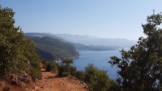 Weg zum Klettergebiet und Strand Gjipe.