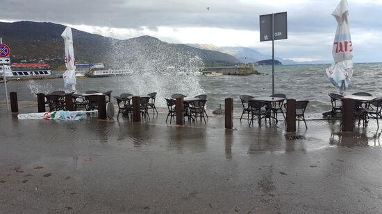 Der Ohrid See empfängt uns mit Sturm und Regen, da bin ich ganz froh, nicht selbst fahren zu müssen. 