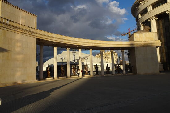 Die Stadt wirkt auf mich, als hätte eine alte Frau versucht, alle ihre vielen Nippesfiguren und Reiseandenken in einer zu engen Glasvitrine unterzubringen.
Unpassend in Art, Größe, Material und viel zu dicht nebeneinander.