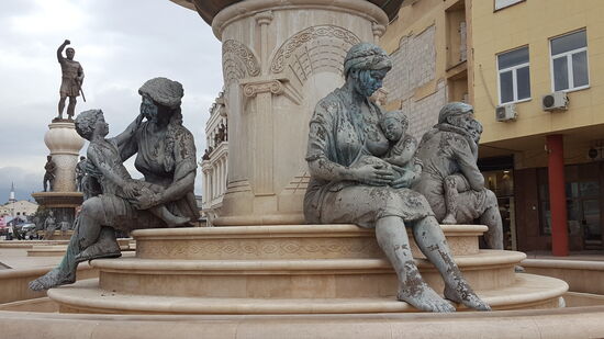 Dabei gefallen mir einzelne sogar, zum Beispiel die Darstellungen am "Brunnen der Mütter"