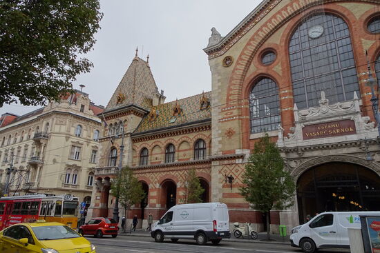 Tine muss noch einmal für zwei Tage nach Kroatien zum Arbeiten. Diese Gelegenheit nutze ich um mit dem FlixBus ein Stück vorauszueilen. (Osijek-Budapest = 320km = 4h 15min = 12€) Ich besorge mir ein 24h Ticket für den Budapester Nahverkehr und nutze es richtig aus, besuche Orte, an die ich schöne Erinnerungen habe. Hier rechts im Bild die Markthalle.