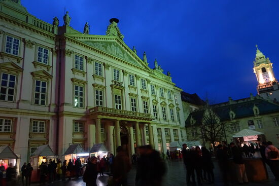 In Bratislava ist Weinfest. Wir entscheiden uns auf Grund der Temperatur glatt für Glühwein und ich hole die Daunenjacke aus dem Kopfkissenbezug...