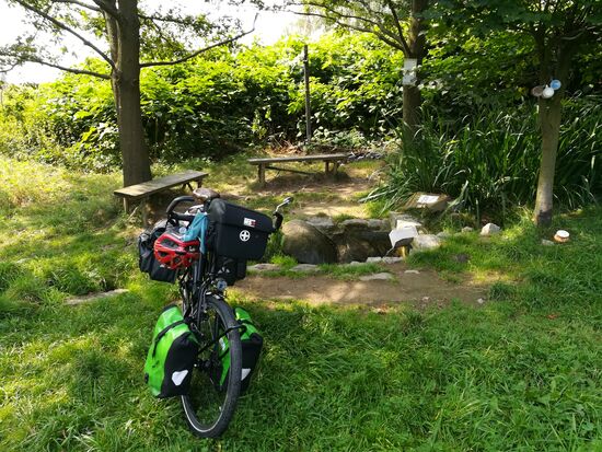 Zwischen Trest und Pavlov fülle ich meine Flasche an der Thaya-Quelle.  Der Wind kommt lange von vorn und es geht ständig auf und ab. Meine Beine werden immer schwerer und 5 min. früher als Jana komme ich am vereinbarten Campingplatz in Vranov nad Dyje an. Was für eine Freude uns wiedergetroffen zu haben! Gemeinsam ist man eben doch weniger allein ...