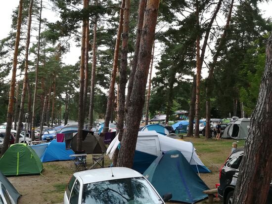 Der Campingplatz in Vranov hat zwar gute Bewertungen, ist aber heute am Samstag völlig überfüllt, staubig und laut. Was tun?