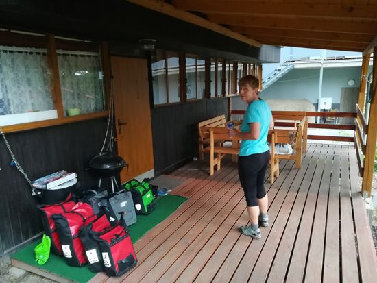 Jana findet einen herrlichen Platz für uns nur 100 m vor dem Eingang zum Camping. Wir dürfen im Hinterhof eines noch im Bau befindlichen Hotels auf der Veranda eines Bungalows kostenlos übernachten. Geduscht haben wir auf dem Campingplatz für je 20 Kronen. Thomas verschwindet zuerst im Zelt und schnarcht schon fast, während Jana noch einen Slivovice von einem der Bauarbeiter aufgedrängt bekommt.