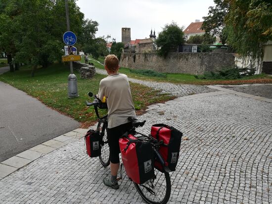 25.08. Schon vor Mittag rollen wir an der Stadtmauer von Znojmo entlang.