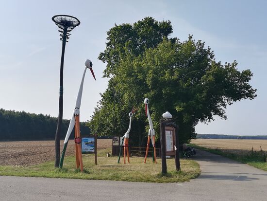 Viele schöne Rastplätze laden zum Ausruhen ein und halten interessante Informationen (meist dreisprachig) bereit.