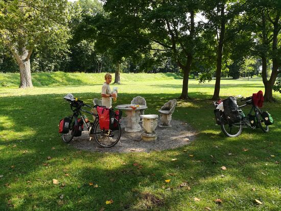 Gediegenes 2. Frühstück im Schlosspark Marchegg.
Der Schlosshof 6 km weiter ist sicher sehr sehr sehenswert, aber die 15 € Eintritt erfordern mindestens 4h Zeit ist dafür. Wir fahren weiter.