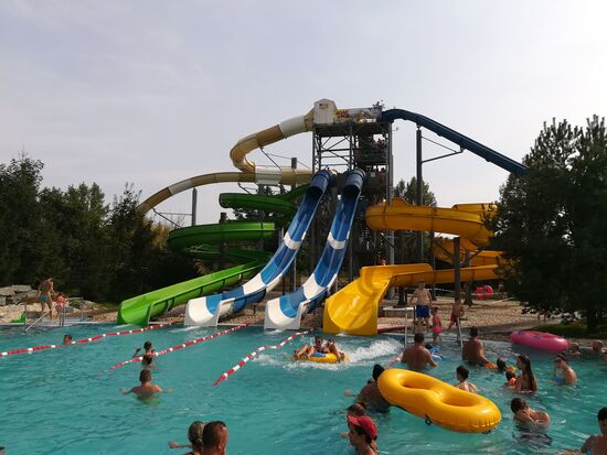 Baden im Thermalbad in Lipot. 1975 haben die Ungarn hier nach Öl gebohrt aber (nur) warmes Wasser gefunden. Erst wurde eine Gärtnerei damit beheizt, später zwei kleine Becken für die Angestellten gebaut. Jana erinnert sich noch an lustige Geschichten aus der Zeit. Sie hat als kleines Mädchen mit Luftanhalten unter Wasser um die Wette Ihren Eltern Wein und Sekt ertaucht. Inzwischen ist die Gärtnerei einem Campingplatz gewichen und aus den zwei kleinen Becken ein großes Spaßbad geworden.