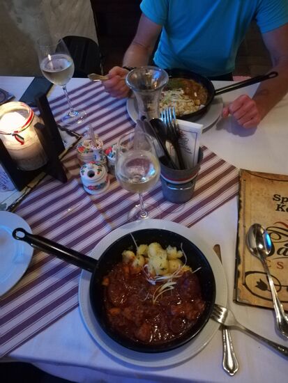 Spitzbeingulasch und Pilz-Fözelék in der Sári-Csárda in Dunakiliti mit Fröcs (Gespitzter, 1/2 Wein, 1/2 Soda)