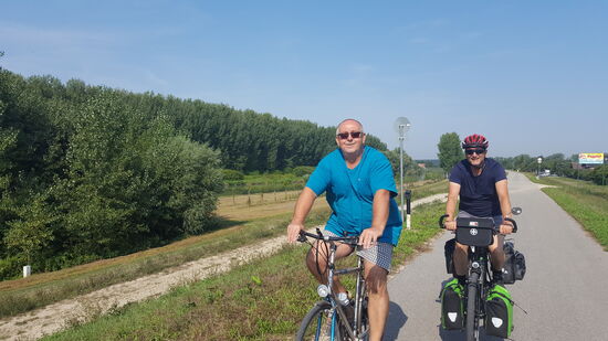 Auf dem neuen, ganz glattem Radweg entlang der Mosoni-Duna begleitet uns Zsolt noch bis Györ. Wir kennen uns seit 38 Jahren, er ist genauso alt wie wir, aber schon seit 10 Jahren (!) Rentner. "Weil Polizisten mit 44 nicht mehr so schnell rennen können." Jana fragt sich auch wie sie mit 67 in der Turnhalle demonstriert wie man über den Doppelbock springt.....