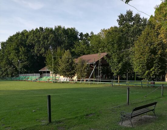 Am Abend ein typisches Beispiel der ungarischen Gastfreundschaft: wir rollen zu einem Fußballplatz auf dem ein Vater mit seinen zwei kleinen Söhnen spielt, fragen ihn ob es ein Problem wäre unter dem Vordach des Clubhauses zu zelten. Er ruft den Sektionschef an und sofort sind wir ganz offiziell Gast beim KFC 03 Bakonyszomathely.