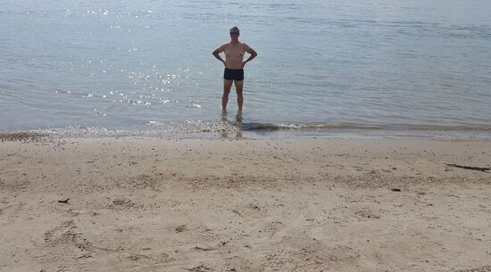 Thomas am Sandstrand. Gibt es hier ein Meer? Oder ist es der Balaton?