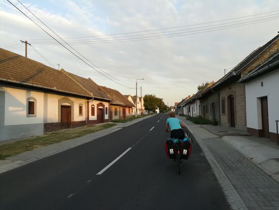 Dann geht es direkt nach Hajós, dem größten Weinkellerdorf Europas. 1200 Weinkeller - war lecker 