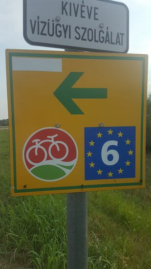 Dagegen ist der Donauradweg bzw. Eurovelo 6 gut ausgebaut. Seperate Führung, eine "Radautobahn".