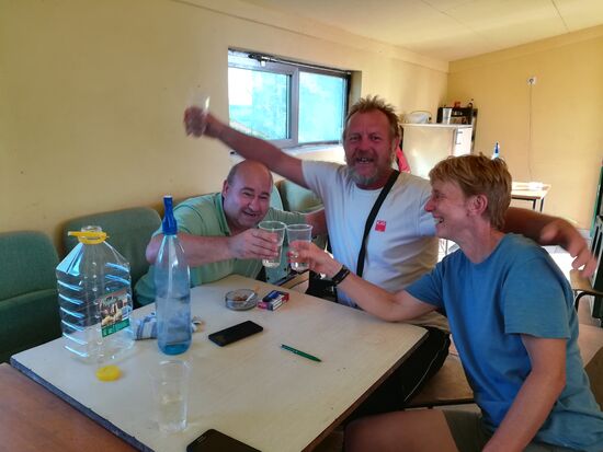 Nach dem ersten Glas: "Ihr könnt schon hier zelten. Das stört niemanden!"
Nach dem zweiten Glas: "Wir schließen euch die Dusche auf, es gibt warmes Wasser." 
Nach dem dritten Glas: "Ihr könnt auch drinnen schlafen, ich zeige euch wo ihr morgen früh den Schlüssel hinlegt.".....
Wir haben gut geschlafen