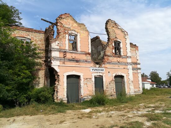 In vielen Orten sind noch deutliche Spuren des Krieges sichtbar.