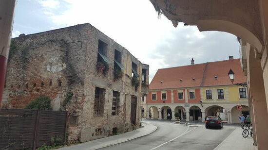 Viele Häuser stehen zum Verkauf oder sind verlassen. Daneben neu erbaute oder renovierte.