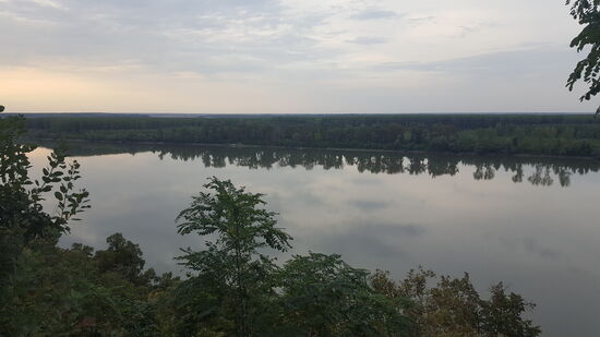 Schlafplatz hoch über der Donau - diesmal auf dem Tennisplatz.