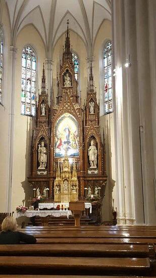 Vormittags machen wir noch einen Stadtspaziergang und wundern uns, dass in der Kathedrale die Messe in ungarischer Sprache abgehalten wird. 
In der Vojvodina, dem Landesteil Serbiens nördlich der Save und Donau, leben Serben und auch Ungarn, Slowaken, Kroaten, Rumänen, Deutsche und pflegen Sprache und Kultur.