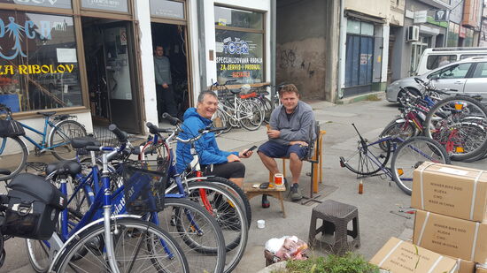 In Schabatz haben wir wieder einen Gastgeber vom Warmshower Netzwerk. Aleksandar betreibt eine Fahrradwerkstatt und wir können eine Weile dem geschäftigen Tun auf engstem Raum zusehen. Vieles wird hier in Serbien "auf Verschleiß " gefahren. Auch Fahrräder. Erstaunlich was Aleksandar alles noch repariert bekommt! Abends haben wir mit ihm und seiner Frau (beide sprechen englisch) sehr interessante Konversationen, erfahren vieles über die Situation im Land.