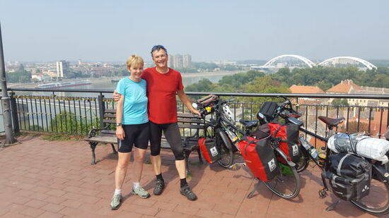 Wir strampeln hinauf auf die alte Festung Petrovaradin und werden mit einem wunderschönen Blick über die Donau und Novi Sad belohnt.