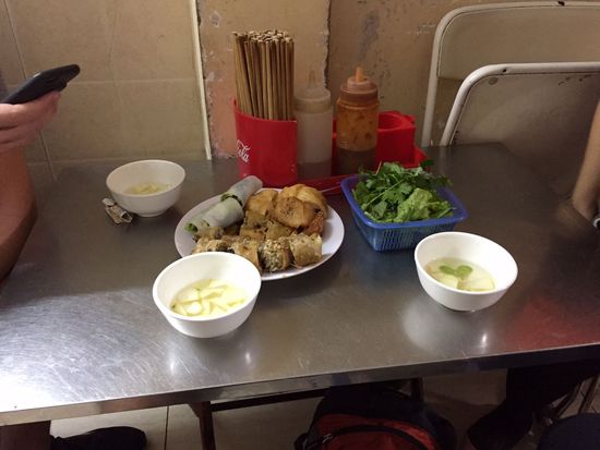 Frühlingsrollen, mit ich glaube allem drinnen, Fleisch mehrere Sorten, Minze natürlich wie in jedem Essen, andere Gemüsearten.
In den Schälchen ist Fischsuppe, Kolrabi und Minze zum tunken. 
Die Frühlingsrollen haben mir mit Abstand am besten geschmeckt 