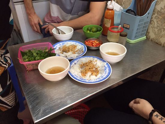 So eine Art Reiskuchen (wie ein Crep zusammen gerollt) mit Fleisch und noch ein paar anderen Dingen drinnen, geröstete Zwiebeln oben drüber und wieder Fischsuppe/Minze usw dabei.