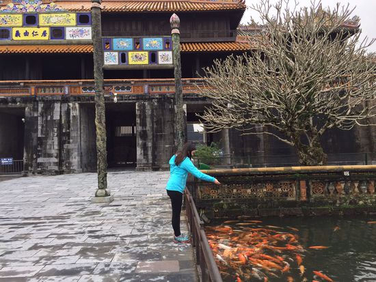 Am Eingang konnte man für 5000D Fische füttern 