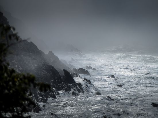 Wilde Meeresbrandung (fotografiert am Storms River Mouth)