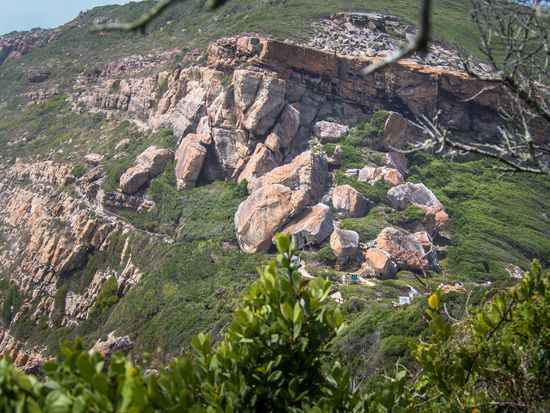 Robberg Nature Reserve, wie groß die Felsen sind, sieht man erst, wenn man den Mann entdeckt, der vor einer Tafel steht