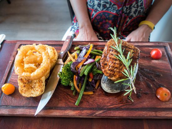 Sehr kreativ zusammengestelltes Hauptgericht im Restaurant The Burgundy (das Rinderfilet wurde auf einem heißen Kieselstein serviert)