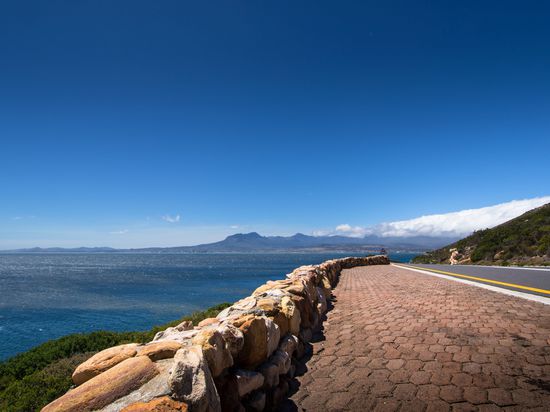 Blick vom Clarence Drive auf die False Bay