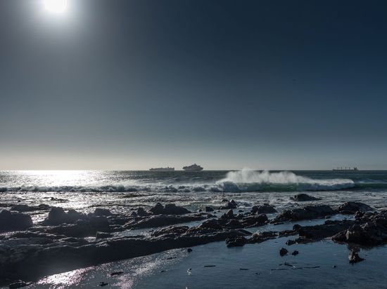 Blick von der Sea Point Promenade in Kapstadt auf das offene Meer