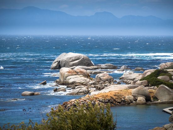 Blick auf die False Bay in der Nähe des Black Marlin Restaurants